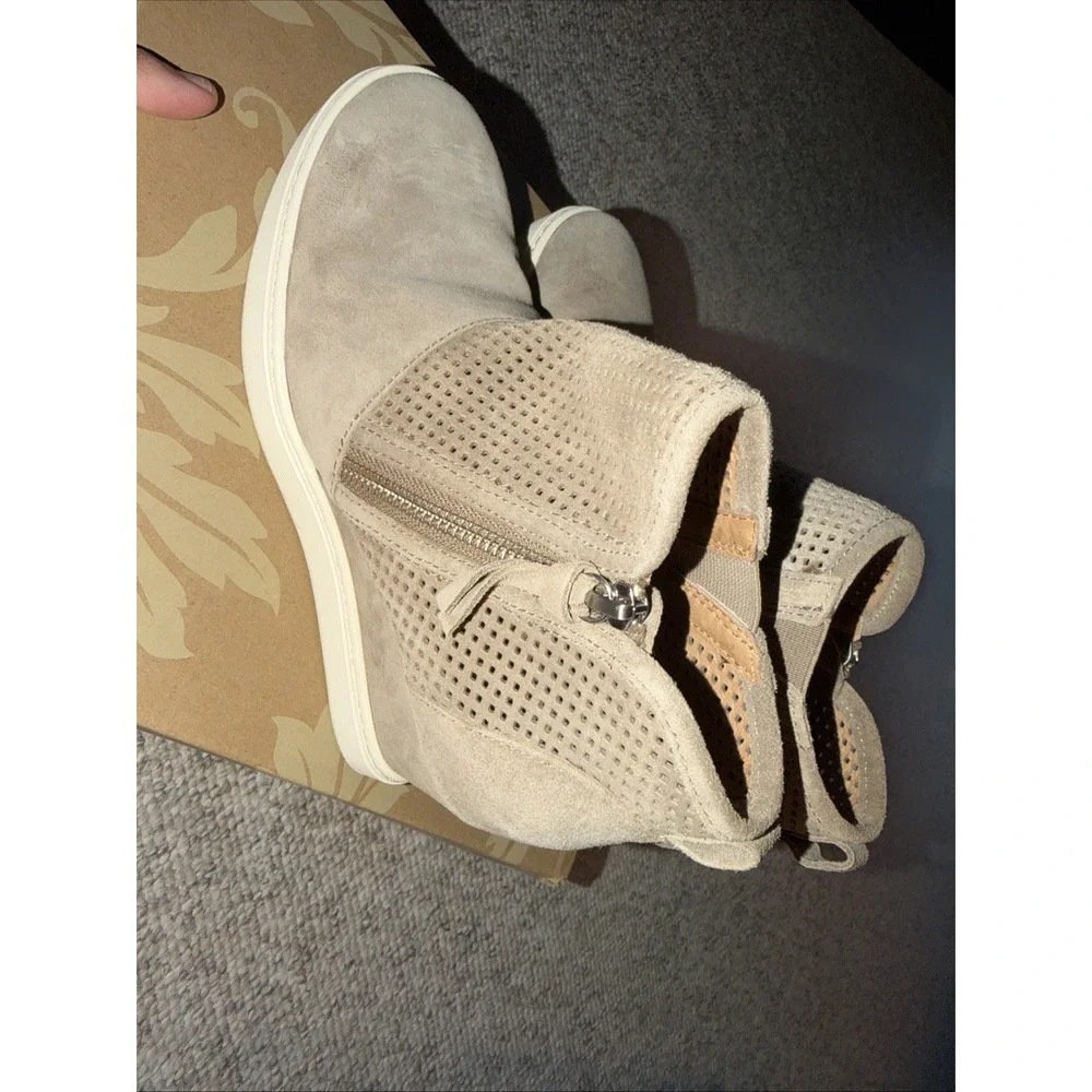 Women's Soffft Size 7.5 Bellview Light Taupe Suede